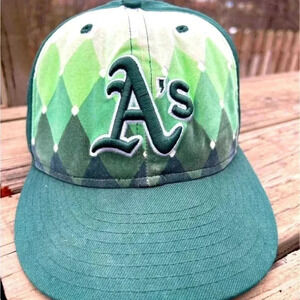 Kids’ Oakland A’s hat! New Era 7 1/8 size. Love the greens and the diamonds.
